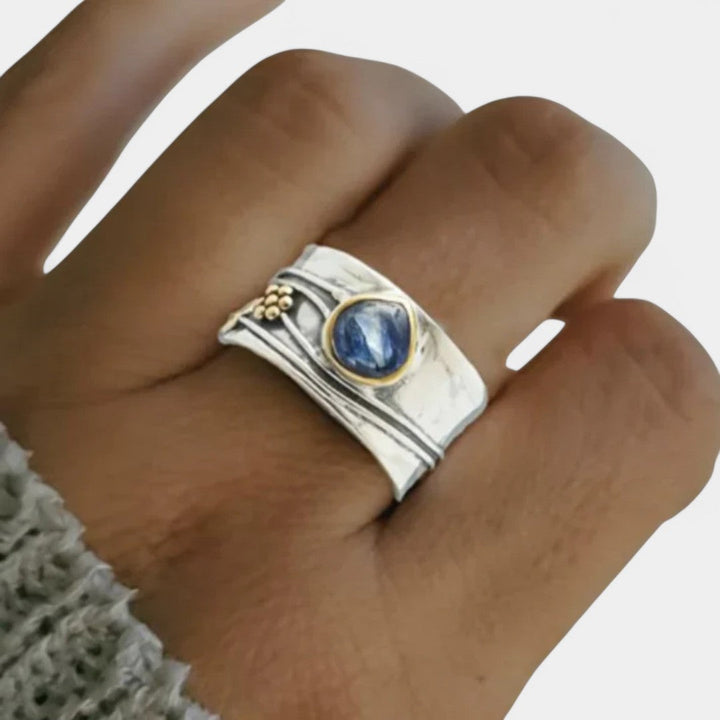 Alexandra - Elegantan vintage prsten od srebra s plavim safirom