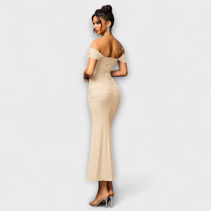 Bodycon haljina s otkrivenim ramenima i volanima