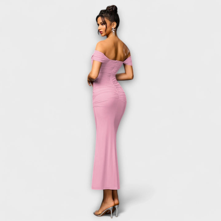 Bodycon haljina s otkrivenim ramenima i volanima